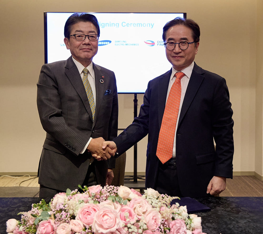 삼성전기와 스미토모화학그룹이 MOU 체결을 위해 손잡고 있는 이미지.jpg