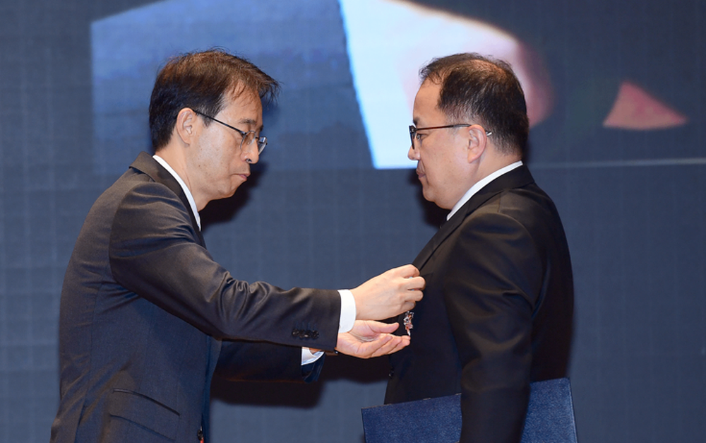 전자IT의날_산업포장_수상하는 김위헌_상무.png
